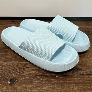 Brand new pillow like foam slippers ☁️💙☁️